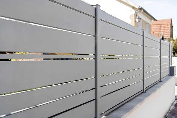 kostum_aluminium_contemporain_cloture_ajouree_spas_7039_2_1200x800px_web
