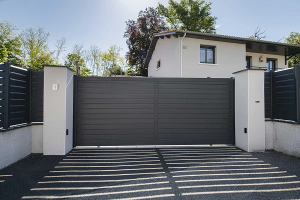 kostum_litenn_aluminium_contemporain_portail_persienne_coulissant_7016_gris_anthracite-7_corps